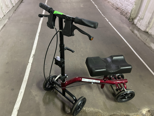 (1) NOVA TURNING KNEE WALKER