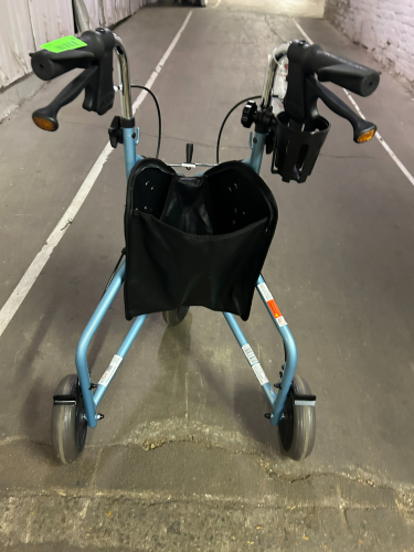 (1) NOVA TRAVELER 3 WHEEL ROLLING WALKER IN SKY BLUE