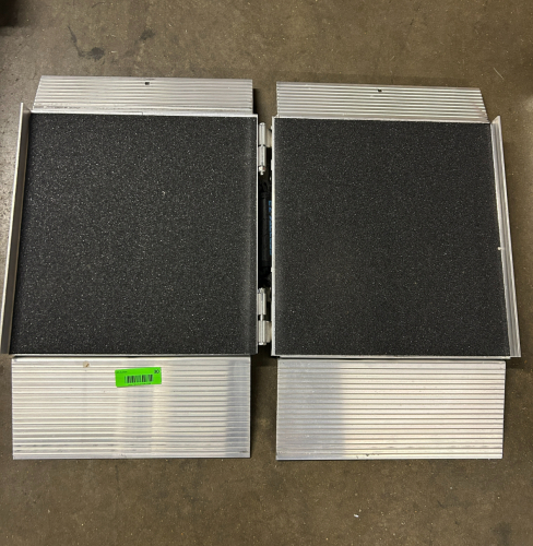 (1) EZ ACCESS SUITCASE SINGLE FOLD RAMP