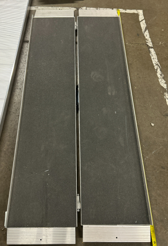 (1) EZ ACCESS SUITCASE SINGLE FOLD RAMP