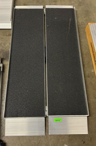 (1) EZ ACCESS SUITCASE SINGLE FOLD RAMP