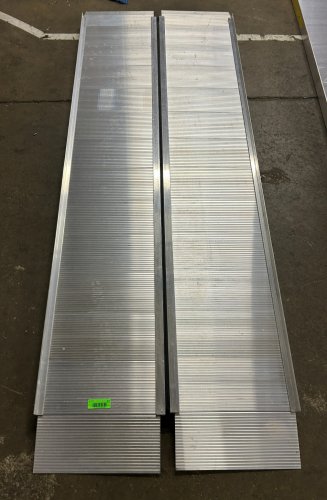 (1) EZ ACCESS SUITCASE SINGLE FOLD RAMP