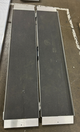 (1) EZ ACCESS SUITCASE SINGLE FOLD RAMP