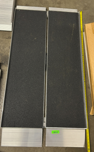 (1) EZ ACCESS SUITCASE SINGLE FOLD RAMP