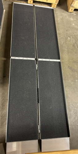 (1) EZ ACCESS SUITCASE SINGLE FOLD RAMP