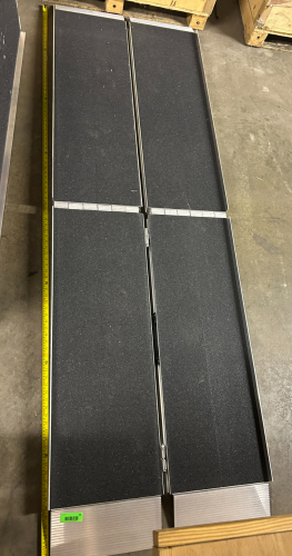 (1) EZ ACCESS SUITCASE SINGLE FOLD RAMP