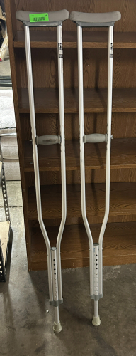 (1) SET OF CRUTCHES