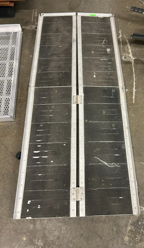 (1) EZ ACCESS SUITCASE SINGLE FOLD RAMP