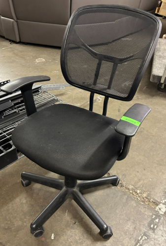(1) OFFICE CHAIR