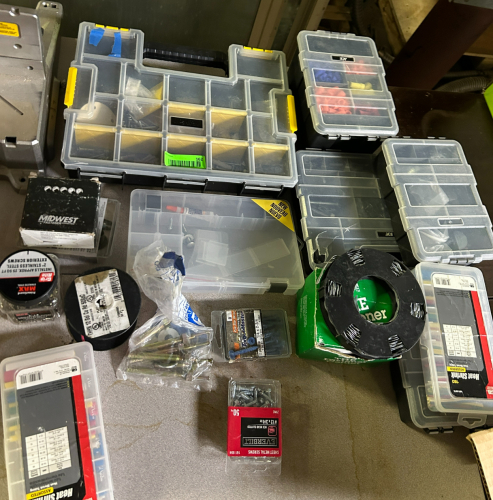 (1) LOT OF ASSORTED HARDWARE ORGANIZE CONTAINERS