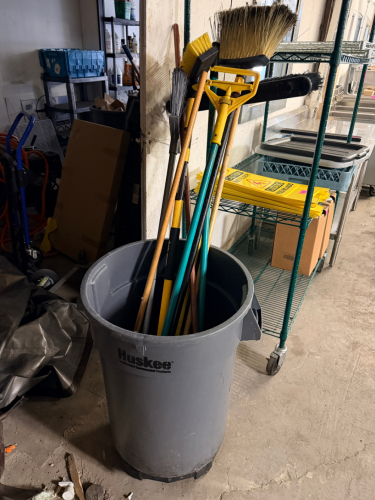 44 GALLON BRUTE TRASH CAN W/ LONG HANDLE CLEANING TOOLS.