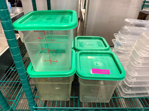(5) 4 QT PLASTIC CONTAINERS W/ LIDS.