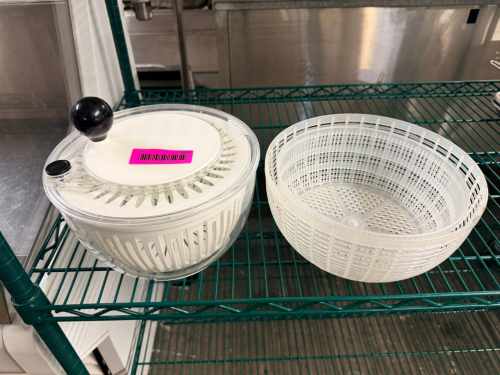 PLASTIC SALAD SPINNER.
