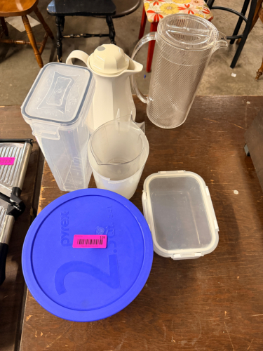 (1) LOT OF PLASTIC SMALL WARES AND CONTAINERS.