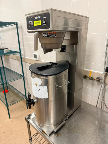 BUNN COMMERCIAL TEA BREWER W/ STAINLESS DECANTER.
