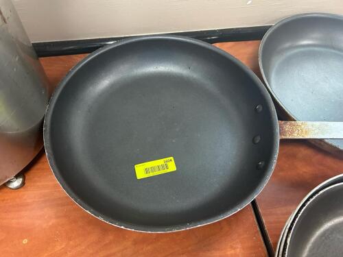 (1) 14 INCH FRYING PAN