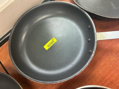 (1) 14 INCH FRYING PAN