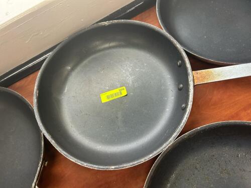 (1) 14 INCH FRYING PAN