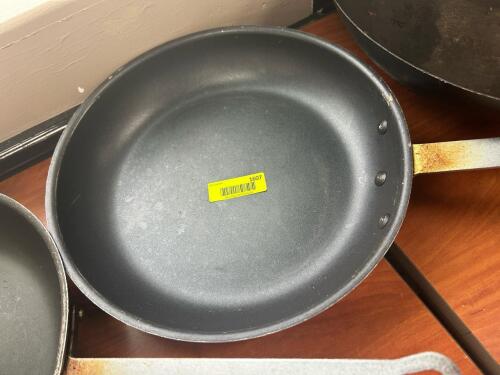 (1) 14 INCH FRYING PAN
