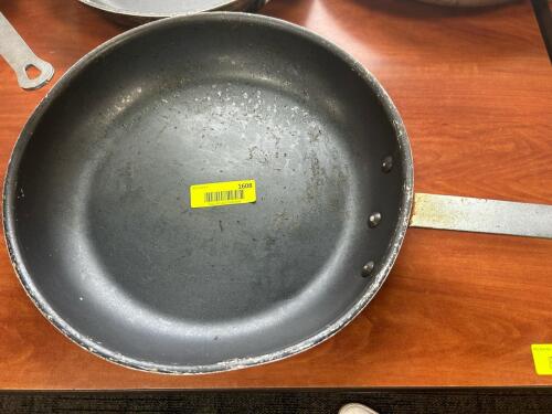 (1) 14 INCH FRYING PAN