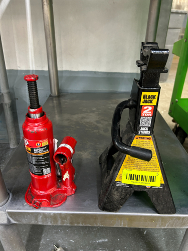 (1) HYDRAULIC BOTTLE JACK AND (1) 2 TON JACK STAND
