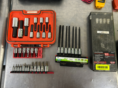 (1) LOT OF ASSORTED HEX BITS AND SOCKET SETS AS SHOWN