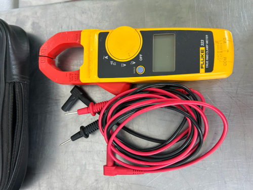 (1) FLUKE 323 TRUE RMS CLAMP METER