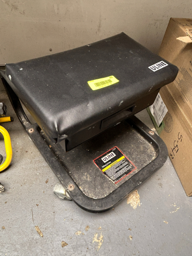 (1) ROLLING WORK STOOL