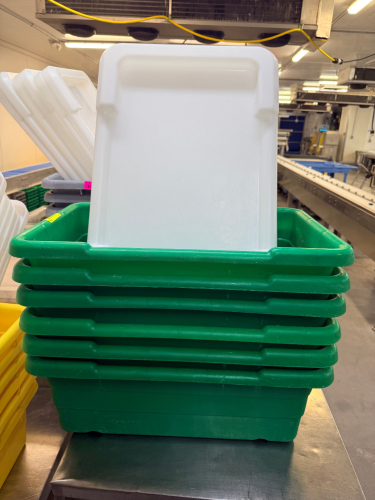 (6) TOTER 2000 PLASTIC LUGS W/ LIDS.