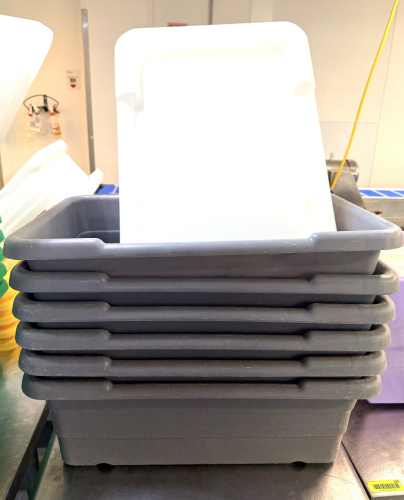 (6) TOTER 2000 PLASTIC LUGS W/ LIDS.