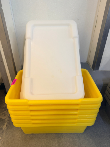 (6) TOTER 2000 PLASTIC LUGS W/ LIDS.