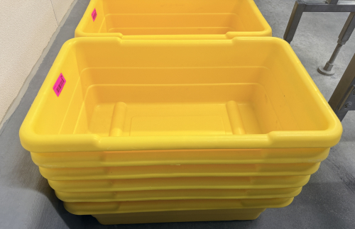 (6) TOTER 2000 PLASTIC LUGS. NO LIDS