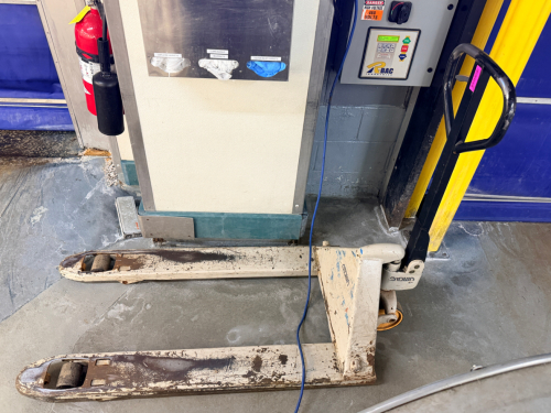 2 TON CAPACITY PALLET JACK.