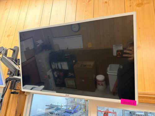 ACER 32" LCD MONITOR W/ WALL MOUNT.
