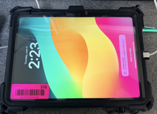APPLE I PAD W/ PROTECTIVE CASE AND RAPID CHARGER.