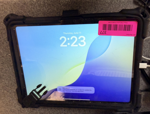 APPLE I PAD W/ PROTECTIVE CASE AND RAPID CHARGER.