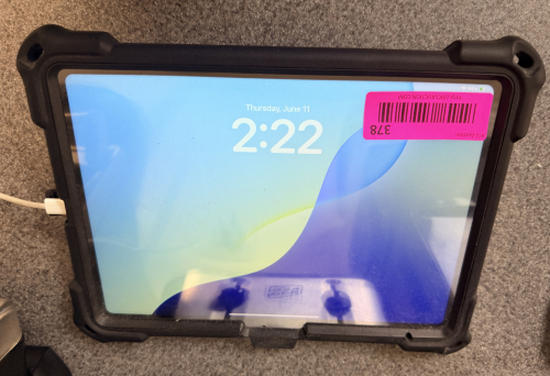 APPLE I PAD W/ PROTECTIVE CASE AND RAPID CHARGER.