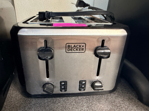 BLACK AND DECKER FOUR GROUP TOASTER.