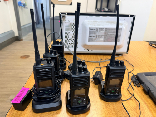 (6) SAMCOM WALKIE TALKIES W/ CHARGING BASE.