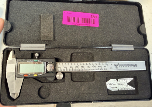 DIGITAL CALIPER W/ CASE.