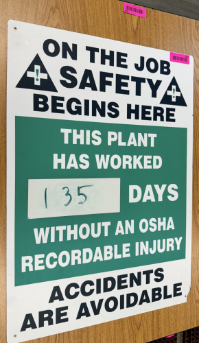 JOB SAFETY DAYS WITHOUT INJURY SIGN.