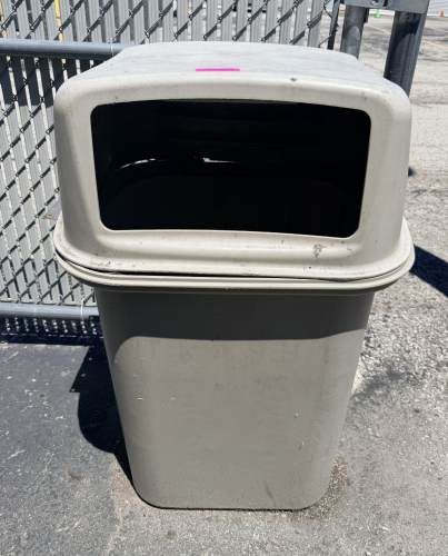 OUTDOOR HEAVY DUTY PLASTIC TRASH CAN W/ LID.