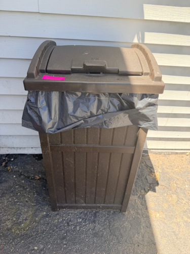 OUTDOOR BROWN PLASTIC TRASH CAN W/ LID.