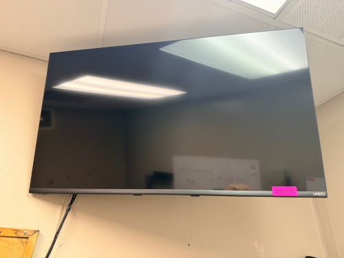 VIZIO 43" FLAT SCREEN TV W/ WALL MOUNT.