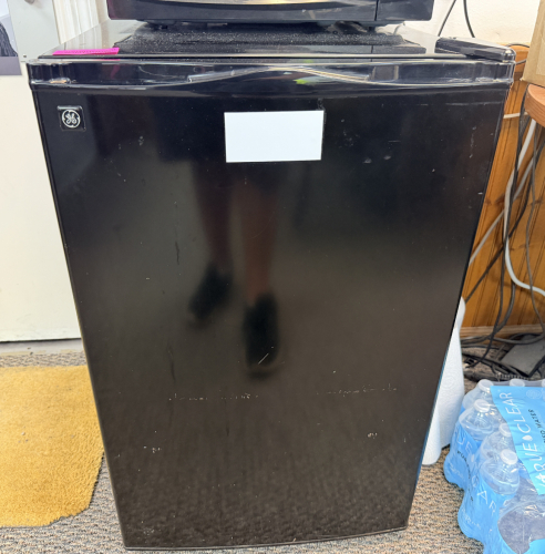 GE BLACK MIN FRIDGE.