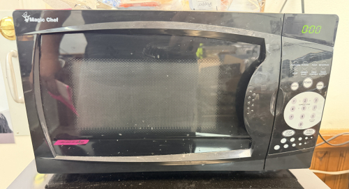 MAGIC CHEF BLACK MICROWAVE.