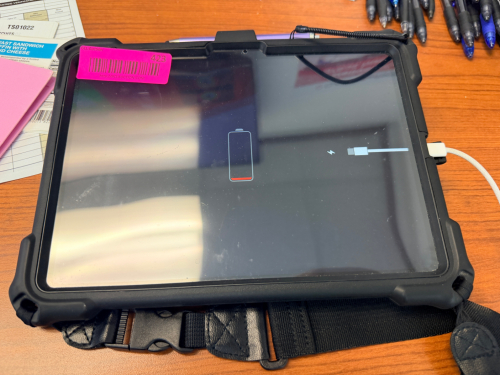 APPLE I PAD W/ PROTECTIVE CASE AND RAPID CHARGER.