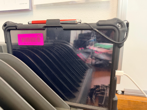 APPLE I PAD W/ PROTECTIVE CASE AND RAPID CHARGER.
