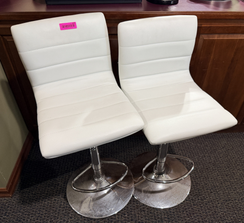 (2) WHITE PLEATHER BAR STOOLS W/ CHROME BASE AND FOOT RESTS.