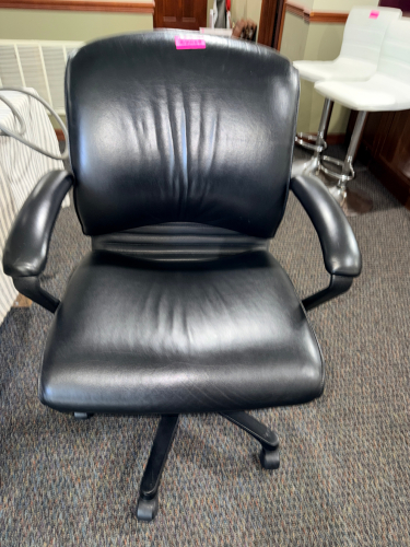 BLACK ROLL ABOUT OFFICE CHAIR.